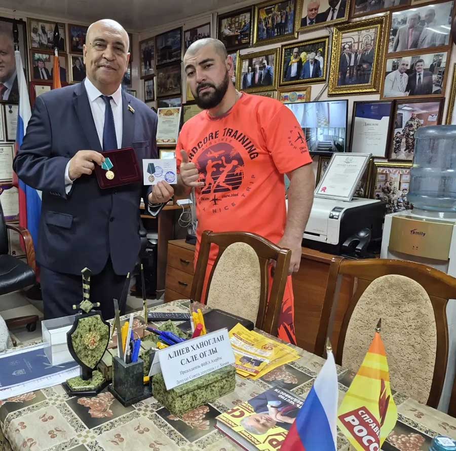 Спецназ «Ахмат» поблагодарил российских азербайджанцев за гуманитарный груз и вручил Ханоглану Алиеву медаль «За помощь фронту» image 2